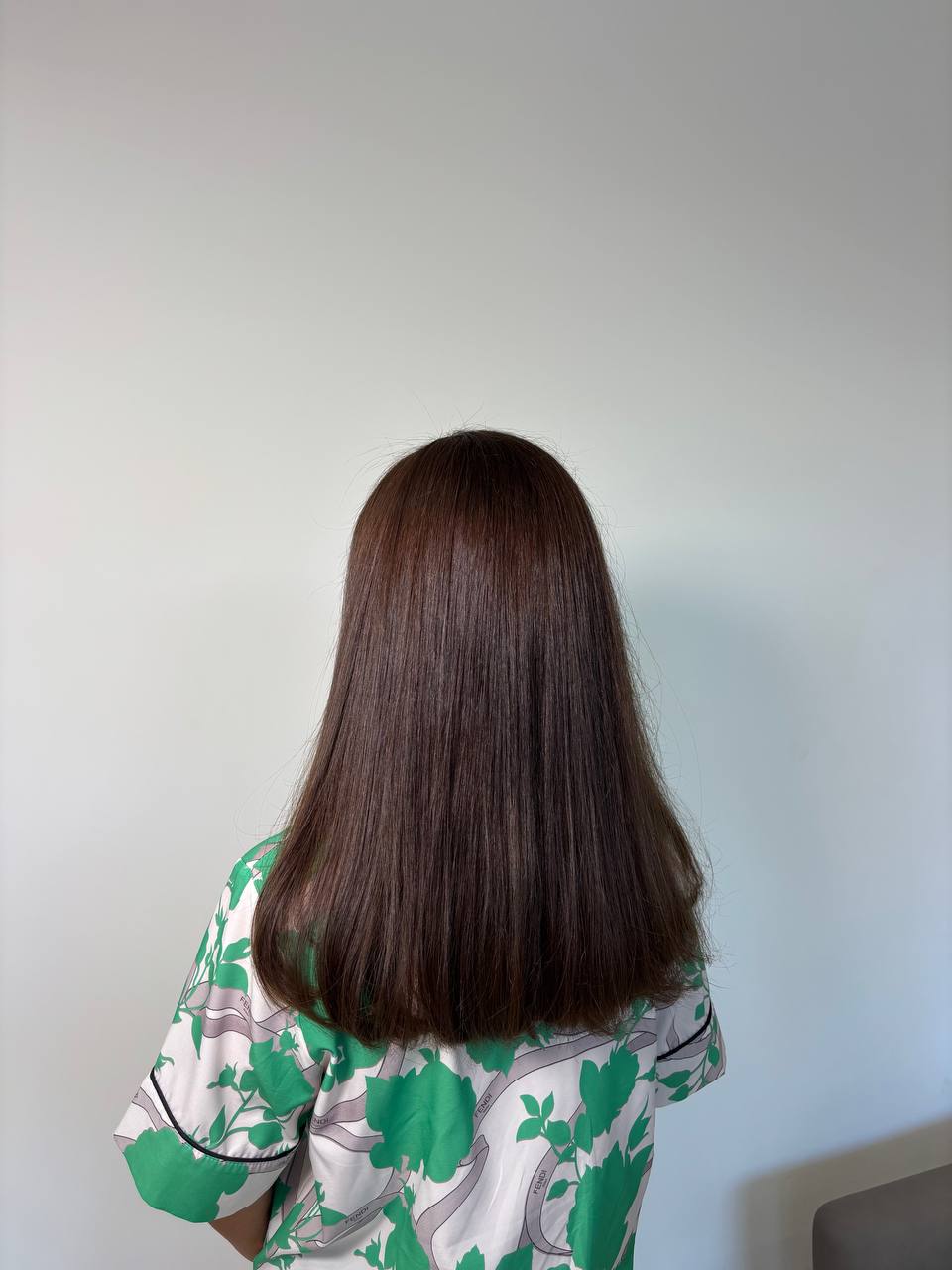 Glossy chestnut, blunt one-length